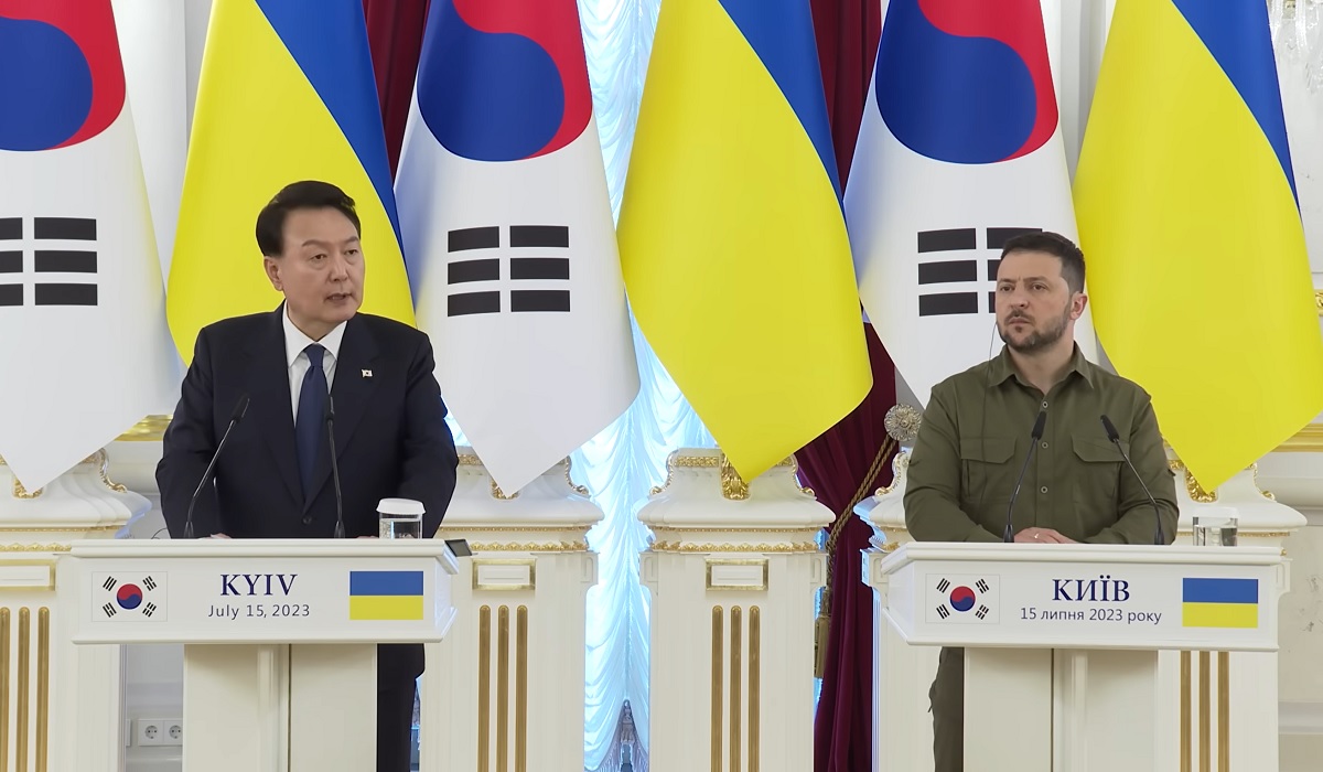 South Korean President Yoon Meets Zelenskyy In Kyiv, Pledges $150m Aid ...